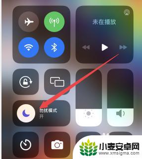 iphone时间旁边有个月亮 苹果手机上的时间旁边为什么有个月亮