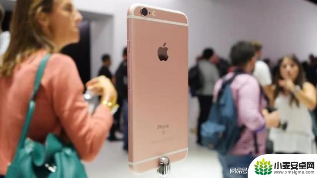 苹果iPhone 16“秋裤色”上热搜，为何引发舆论质疑？